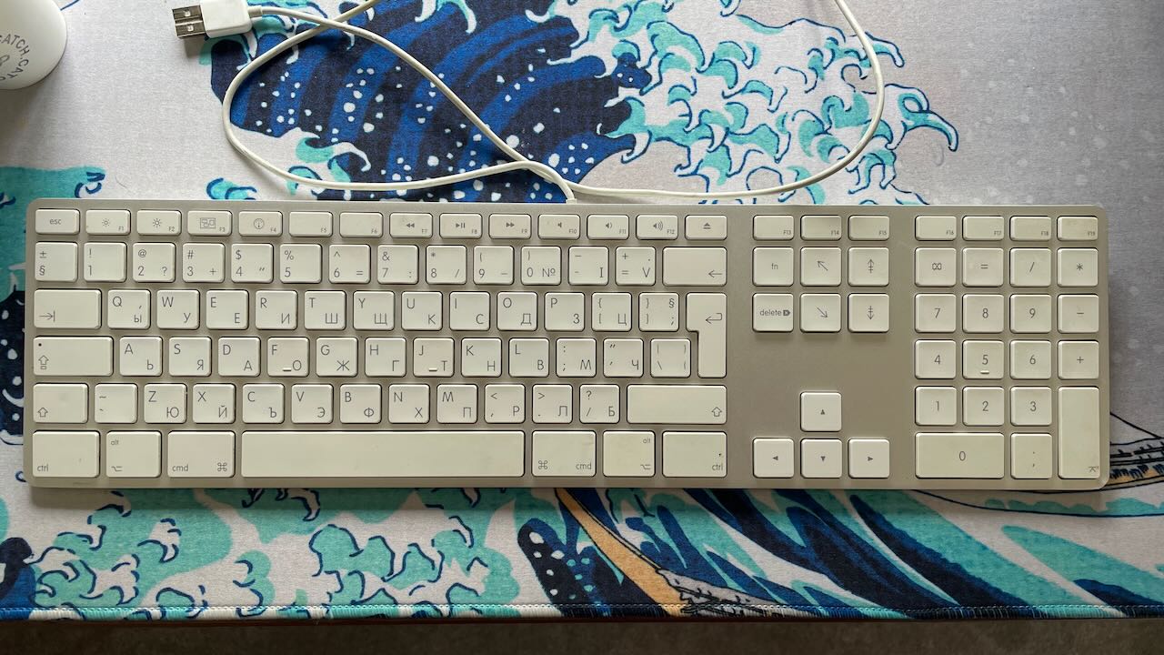 Now used by my daughter to play "I'm on a call", this keeb features factory default cyrillic key legends